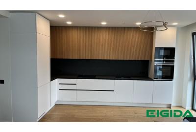 Moderni Virtuvė su LED Apšvietimu ir Juodu Ąžuolu