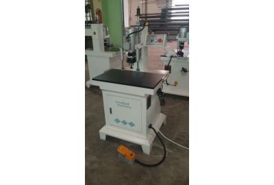 Stalo gręžimo staklės su 735×440 mm stalu ir 2 prispaudėjais