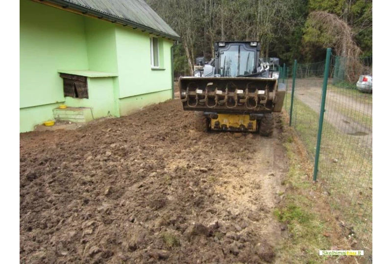 Ekskavatori?-krautuv? nuoma – efektyvus sprendimas statyboms||Mini ekskavatori? nuoma 2t ir 3t – darbams ankštose vietose||Bobcat minikrautuv? nuoma – manevringa technika J?s? darbams||Žem?s gr?žt? nuoma 15-60cm – greitas skyli? gr?žimas||Hidrok?j? nuuma 94-370kg – efektyvus griovimo darbams||Bobcat kultivatori? nuoma – žem?s frezavimas ir purenimas||Bobcat bunkerini? šluot? nuoma – greitas plot? valymas||Kelm? frez? nuoma – kelm? šalinimas be pastang?||Vartom? planiravimo kauš? nuoma – tikslus grunto lyginimas||Nago ripper nuoma – ?šalusio grunto ardymas||Žem?s kasimo darbai iki 5m gylio – profesionaliai ir greitai||Žem?s gr?žimo darbai iki 4m gylio – tikslios skyl?s||Sklypo paruošimas statybai – nu?mimas ir išlyginimas||Duobi? kasimas pamatams su grunto išvežimu||Polini? pamat? gr?žimas – iki 10 skyli? per valand?||Skyli? gr?žimas tvoroms, terasoms, atramoms||Pamat? užpylimas sm?liu – kokybiškas pagrindas||Pamat? atkasimas šiltinimui ir drenažui||Tranš?j? kasimas komunikacijoms – greitai ir tiksliai