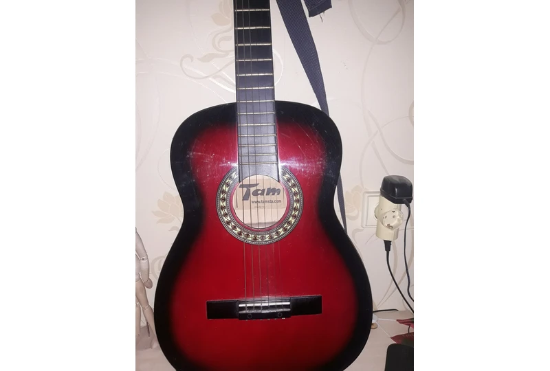 Išparduojama gitara su minimaliu defektu