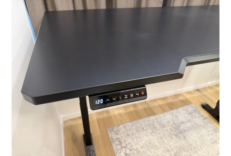 Pirk IKEA UPPSPEL 180x80 darbui ir žaidimams ||Elektra reguliuojamas aukštis su darbu s?dint ar stovint ||Atminties funkcija ir USB ?krovimas šalia darbo vietos||Tvirtas metalinis r?mas, patvarus matinis paviršius||Gilus stalas su laid? tvarkymo vieta puikiai tinka||Labai gera b?kl?, tik nežym?s paviršiaus pabraižymai||Lengvai trumpinamas iki 140cm plo?io pagal poreik?||IKEA žaidim? stalas tvirtas ir funkcionalus kasdien