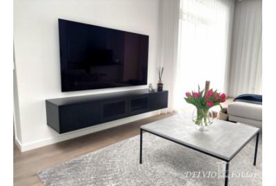 Stilinga industrinio stiliaus TV spintelė su švelniai atsidarančiomis durelėmis