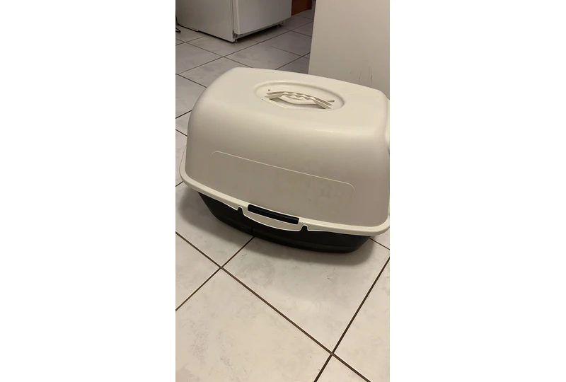 Dovanoju kat?s tualet? ir kraiko kastuv?l?||Nemokamai kat?s kuprin?, žaisliukai ir tualetas