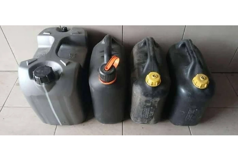 Naudotos kanistros 50L Vilniuje||Mažai naudotos, 50L talpa||Kuro kanistros 50L – Vilniuje||Pigiai atiduodu kanistras 50L||Kanistros 50L – tik Vilniuje