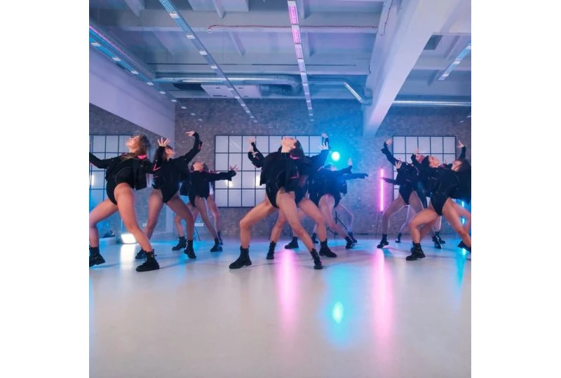 Atrask save šokyje be rib? ||Šok kaip žvaigžd? – Pop Choreo ||Pop choreo: išreikšk emocijas judesiu ||Profesional?s treneriai ir ryšk?s pasirodymai ||Nauja choreografija kiekvienai dainai