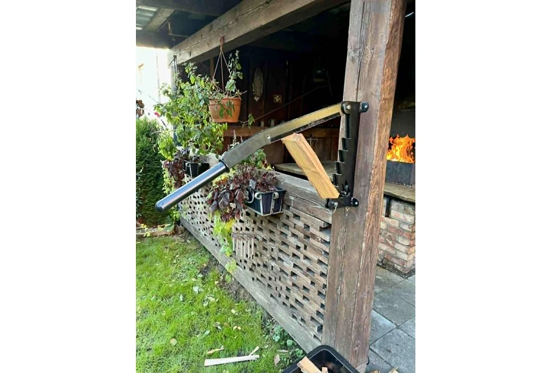 Rankinė malkų skaldyklė ant sienos – saugi ir tvirta