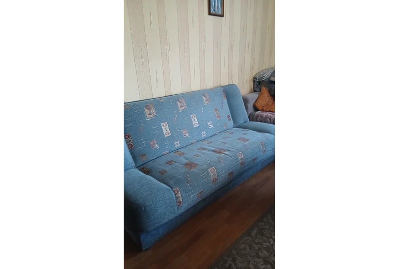 Melyna sofa-lova su veikian?iu mechanizmu