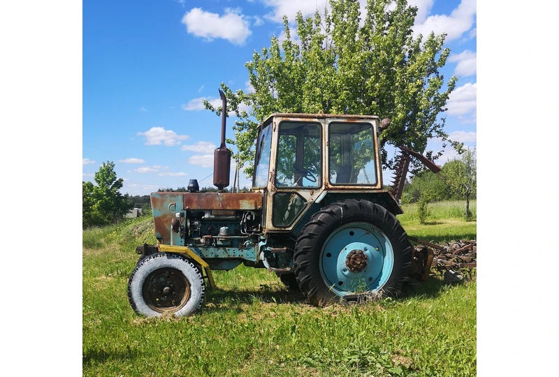 Patikimas JUMZ traktorius 1985||Veikiantis traktorius žem?s ?kiui||Apži?r?kite JUMZ traktori? vietoje||1985 JUMZ traktorius su dokumentais