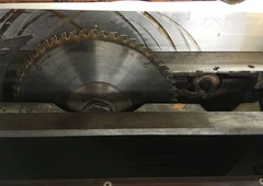 Preciziškas pjovimas iki 2700 mm ilgio||Profesionalus formatinis pj?klas už 1500 Eur||Galingas 5,5 kW variklis, 3 apsuk? pakopos||Pjovimo kampas 0-45° - universalus sprendimas||Su prispaud?ju - saugus ir tikslus darbas||Stumdomas stalas 3000 mm - stambiems formatams||Mechaninis pj?klo kilnojimas - patogus valdymas||Pjovimo aukštis 125 mm - storoms plokšt?ms||Komplektas su priešpj?kiu - švarus kraštas