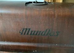 Autentiška vokiška Mundlos mašina ||1930-?j? siuvimo leganda J?s? namams ||Puikiai veikianti kolekcin? siuvimo mašina ||Išskirtinis auksinis raštas ant korpuso ||Su originaliu mediniu gaubtu iš Vokietijos ||Si?kite od? ir stor? audin? be vargo