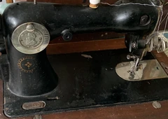 1930-?j? vokiška „Mundlos“ – veikia kaip nauja!||Autentiška „Mundlos“ mašina: puikus dekoras ir komplektacija||Vokiška siuvimo mašina iš tarpukario – praktiška ir kolekcin?||Retas radinys: veikianti „Mundlos“ su originaliu mediniu gaubtu||„Mundlos“ iš Magdeburgo: siuva stor? audin? ir puošia interjer?