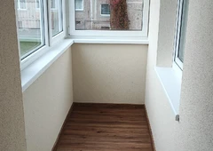 Balkonų šiltinimas ir pilna apdaila po įstiklinimo Vilniuje
