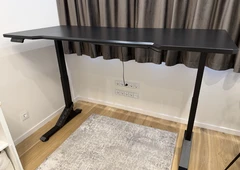 Ergonomiškas stalas darbui ir žaidimams||Reguliuojamo aukš?io stalas 180x80 cm||Stalas su USB ?krovimu ir atmintimi||Tvirtas ir patvarus IKEA UPPSPEL stalas||Dirbk s?dint ar stovint su šiuo stalu||Gilus stalas su laid? tvarkymo vieta||Galima patrumpinti iki 140 cm plo?io