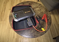 Gelb?tojas kelyje: užved?jas, pompa ir powerbank