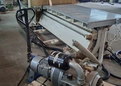 Didelio formato CNC frezavimo stakl?s profesionaliam darbui||2600x1080mm darbo zona 12 ?ranki? keitikliu||Aukštos klas?s HSK63F velenas iki 18000 aps./min||Matricinis stalas ir vakuuminis fiksavimas darbui||7.5kW galios CNC su 12 pad??i? ?ranki? magazinu||Preciziškas frezavimas 3 ašimis už konkurencing? kain?
