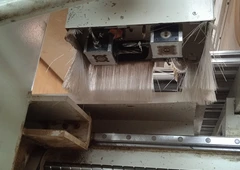 Precizinis CNC frezavimas 2600mm darbui||121 darbo ašys - 3+ efektyvumui||12 pad??i? ?ranki? keitimas HSK63F||7.5kW galia ir 18000 aps/min greitis||Vakuumin? matricin? sistema 300 m3/h||15500 Eur - profesionaliai frezavimo staklei||Patikimas CNC sprendimas iki 250mm gylio||Galingas 121 tipo frezavimas 2600x1080mm plotui