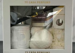Išskirtinės dovanos, kurios patiks visiems!||Stilingi dovanų paketai - tobula Kalėdų dovana!||Kvepiančios dovanos - tobulas sprendimas paskutinei minutei!||Prabangios supakuotos dovanos - jokio streso!||Kvepantys rinkiniai - puikus skonis ir kokybė!||Greitas dovanų pasirinkimas - patogus ir paprastas!