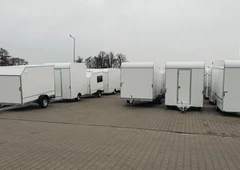 Patikimos kietašonės priekabos 750–3500 kg