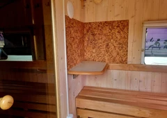 Atrask garo malonum? su mobilia pirtimi Kempinyje!||Išsinuomok pirt? su priešpirtine ir atsigerk v?sos!||Garofunkcija 8-10 žmoni? – idealus poilsis gamtoje!||Pirtis su muzika ir šaldytuvu – viskas viename!||Pristatome pirt? prie ežero ar j?s? sodybos – skambinkite!