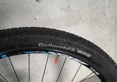 Lengvas MTB XC dviratis su Deore XT||Super aliuminis r?mas, Deore XT pavaros||27.5 DT SWISS ratai su RockShox šake||Patikimi Deore hidrauliniai stabdžiai||XC dviratis su SLX perjungimo ranken?l?mis||Sand?liuotas iki šiol, puikios b?kl?s||Zefal valiklis ir tepalas dovanojami||Svorio ?empionas su premium komponentais