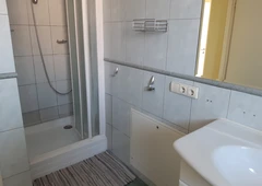Šviežias 4 kamb. butas prie upės su žaliu kiemu