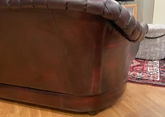Puikus bordo odinis baldų komplektas su sofa ir foteliais