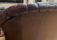Minkšti bordo odiniai foteliai ir patogi sofa