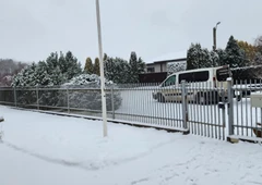 Sutaupykite su kokybiška naudota tvora su stumdomais vartais