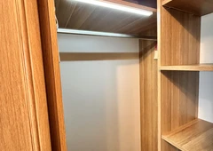 Praktiška spinta Vilniuje su lankstoma konfigūracija