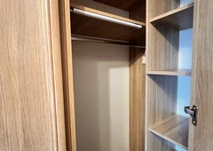 Kampinė spinta su erdviomis lentynomis ir kabykla