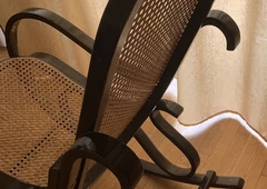 S?puoklis medinis, pintas, jaukus||Mažai naudota, kokybiška supamoji k?d?||Supkis lengvai – pinti patogumai||Medin?, tekintos kojos, pinta s?dyn?||Pulkus s?puoklis sau ir kitiems