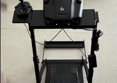 Tobulas lenktyni? komplektas su Logitech G923 ir stovu||Visiškas pasiruošimas lenktyn?ms: G923 vairas, pavar? d?ž?, stovas||Patogiai lenktyniauk: stovas + k?d?s stabilizatorius šiam komplekte||Realistiškas vairavimas su Force Feedback ir atskiru pavar? perjungikliu