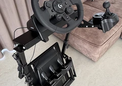 Pilnas lenktyni? simuliatorius j?s? namams||Logitech G923 komplektas su stovu ir k?de||Mažai naudotas vairavimo simuliatorius dabar parduodamas||Tikras lenktyni? jausmas: vairas, pedalai ir pavar? d?ž?||Stabilus stovas ir k?d?s fiksatorius patogiam žaidimui||Puikus pasirinkimas Gran Turismo ir F1 fanams